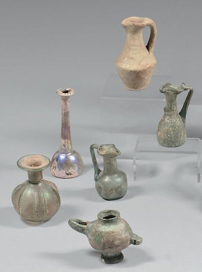 Lot de cinq flacons et une lampe à huile.
Verre...