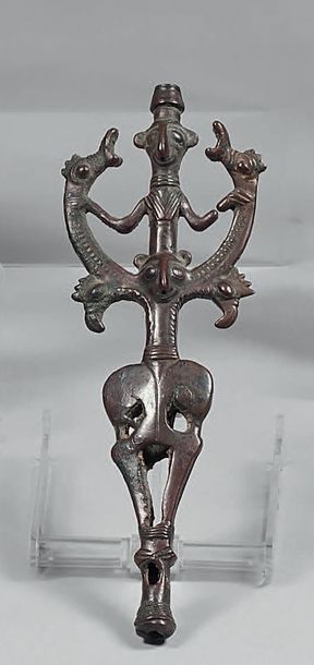 Idole tubulaire janiforme.
Bronze.
Luristan,...