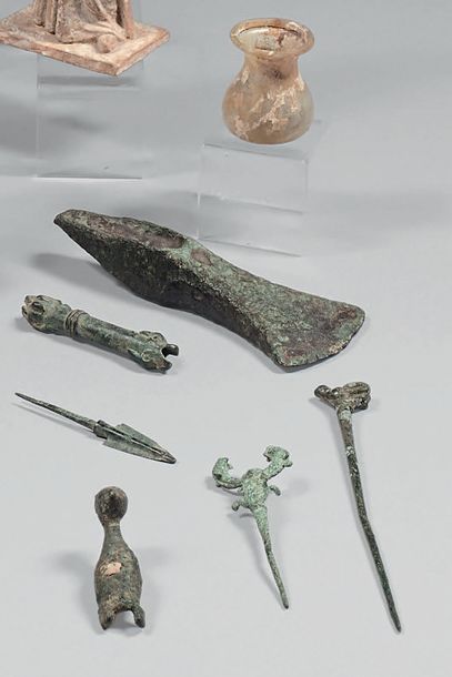 Lot composé d'une hache, de deux figurines,...
