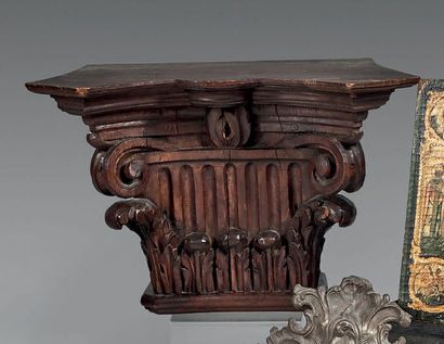 Chapiteau corinthien en bois sculpté de volutes,...