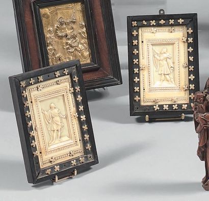 Paire de petites plaques en ivoire sculpté...