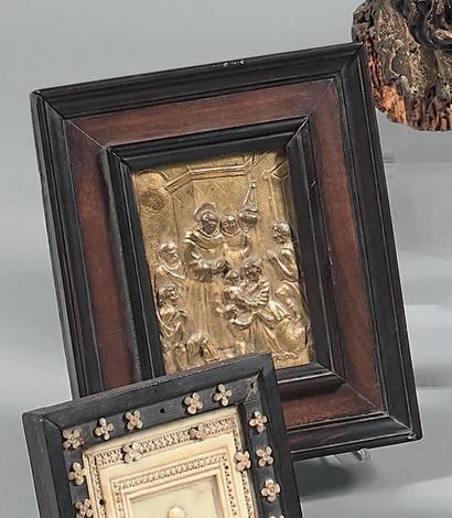 Plaquette en bronze doré représentant des...