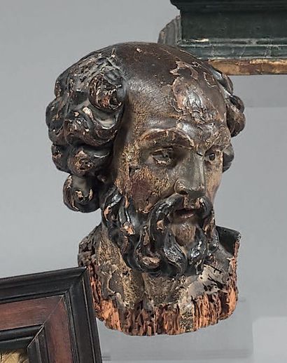 Tête de saint personnage en bois sculpté...