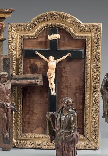 Christ en ivoire sculpté, le visage tourné...