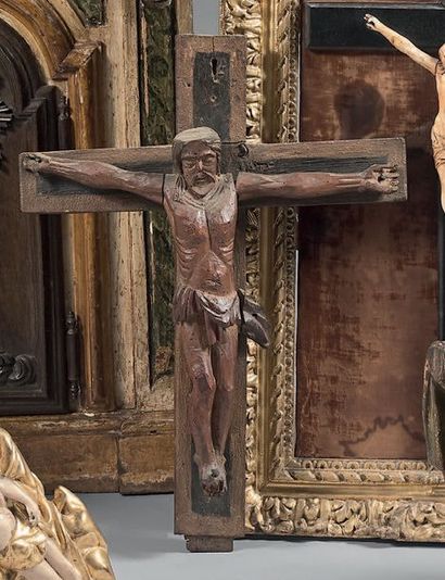 Crucifix en bois sculpté, sur une croix peinte...