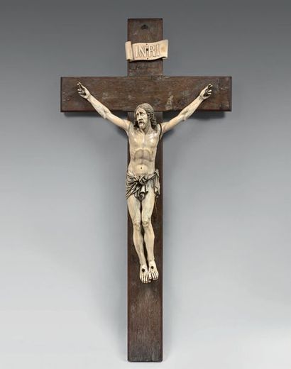 Important Christ en ivoire sculpté, le périzonium...