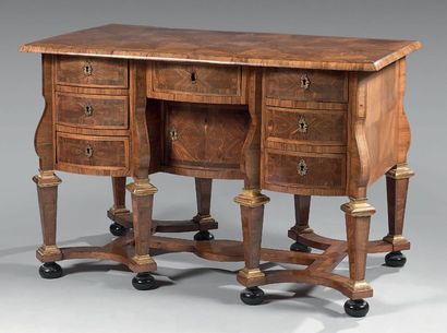 Bureau dit Mazarin, en placage de bois de...