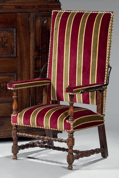 Fauteuil dit de malade en bois fruitier tourné...