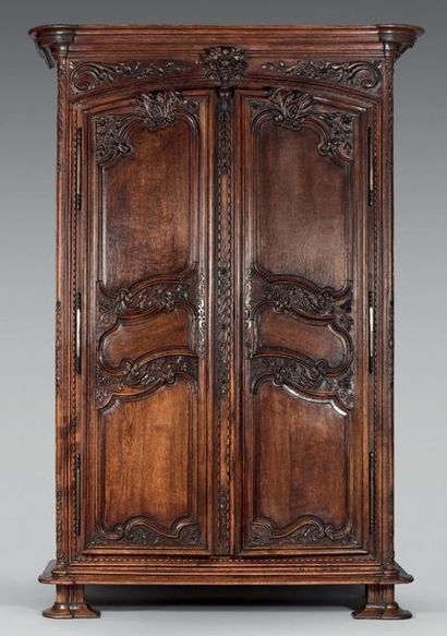 Armoire en chêne sculpté, la traverse haute...