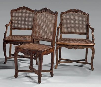 Deux fauteuils à dossier plat en bois naturel...
