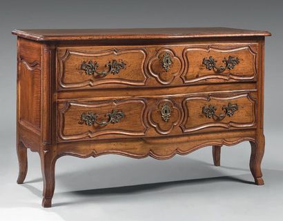 Commode en bois fruitier mouluré, la façade...