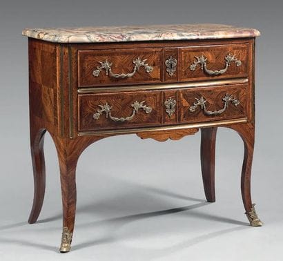 Commode à façade légèrement galbée en placage...
