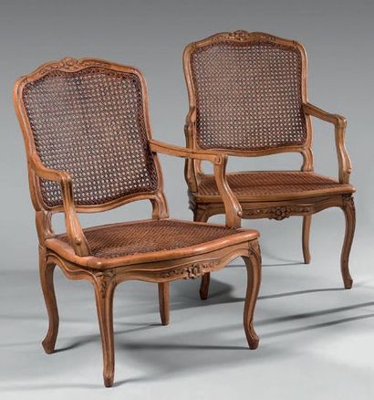 Paire de fauteuils à dossier légèrement cintré,...