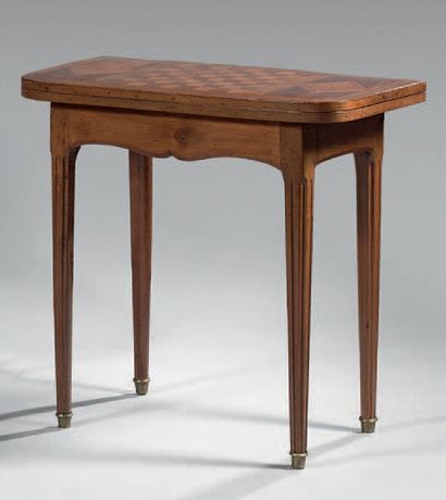 Table à jeux en bois fruitier, le plateau...