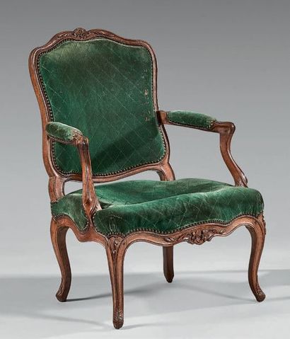 Fauteuil en bois fruitier mouluré et sculpté...