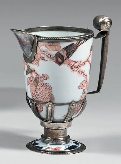 Petite aiguière en porcelaine de Chine du...