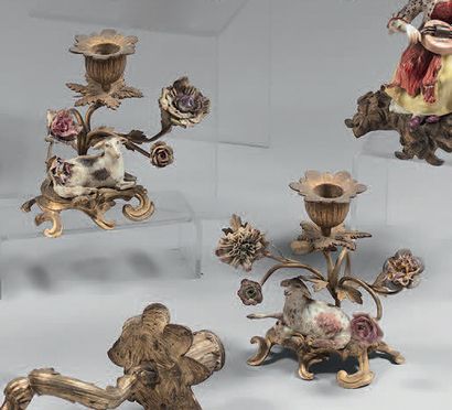 Paire de petits flambeaux en bronze et laiton...