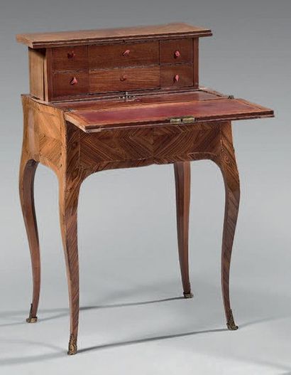 Petit bureau bonheur-du-jour dit à la Bourgogne,...