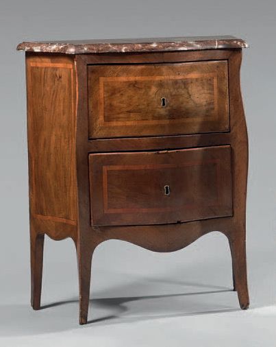 Petite commode, la façade et les côtés galbés,...