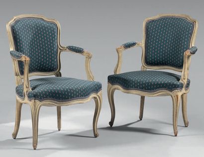 Paire de fauteuils en bois laqué gris, le...