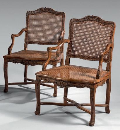 Paire de fauteuils à dossier plat, en bois...