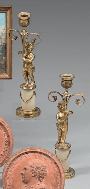 Paire de flambeaux en bronze doré figurant...