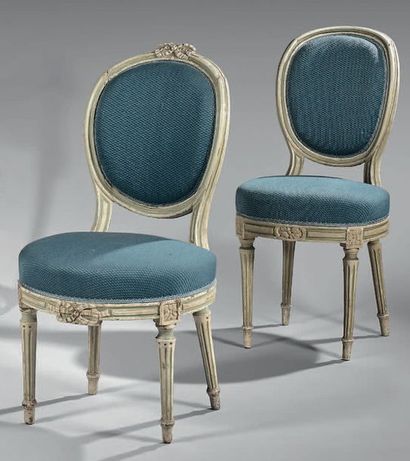 Chaise en bois relaqué gris rechampi vert,...
