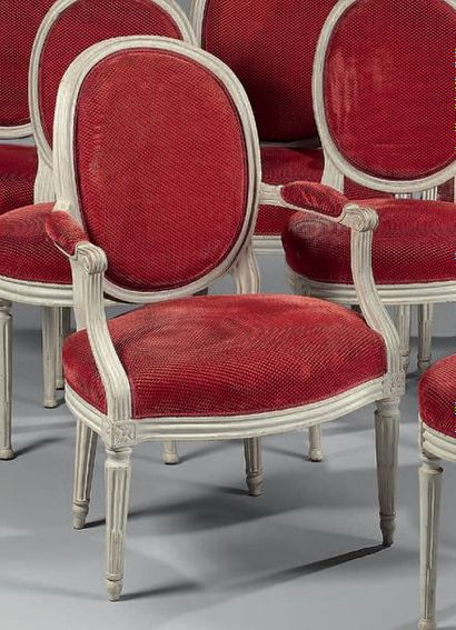 Suite de quatre fauteuils à dossier cabriolet...