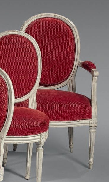 Suite de quatre fauteuils à dossier cabriolet...