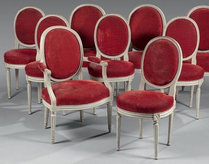 Suite de cinq chaises à dossier en médaillon,...