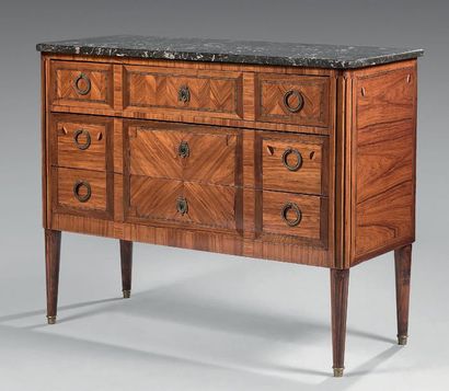 Petite commode en bois de placage marqueté...