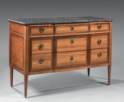 Commode, la façade à léger ressaut, en bois...