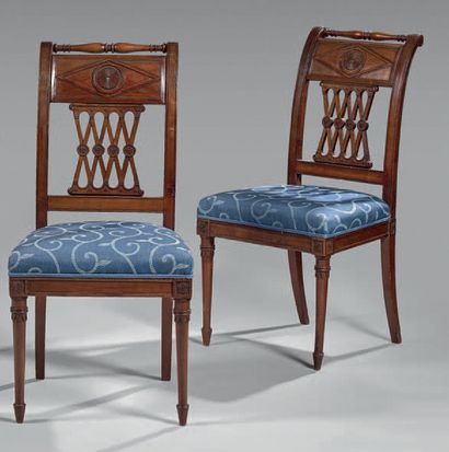 Paire de chaises en acajou, le dossier légèrement...