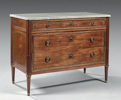 Commode en acajou et placage d'acajou. Ornementation...