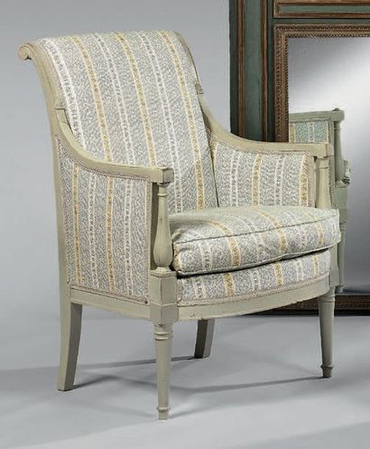Bergère en bois relaqué gris, le dossier...