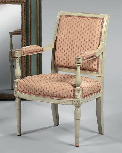 Fauteuil en bois relaqué gris mouluré, le...