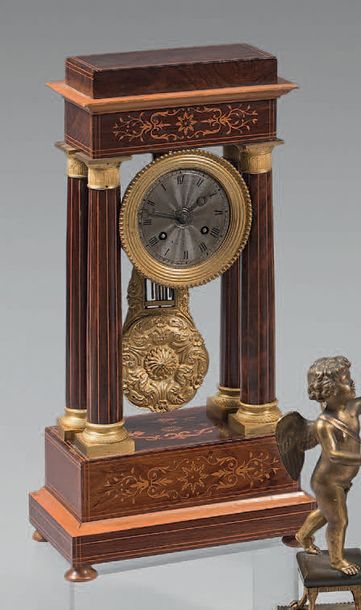 Pendule en placage de palissandre marqueté...