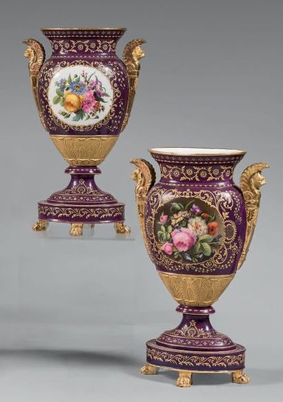 Paire de grands vases balustre à panse aplatie,...
