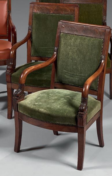 Paire de fauteuils en acajou, les accotoirs...