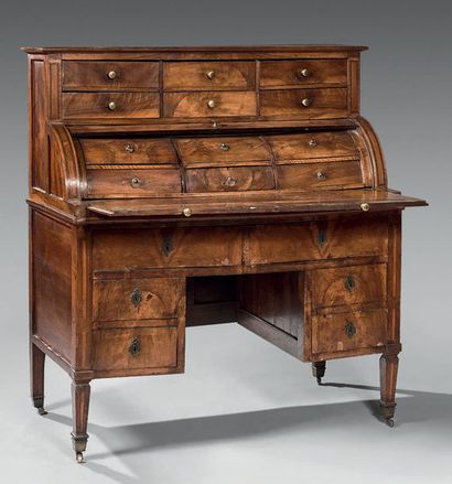 Bureau en bois fruitier marqueté de filets...