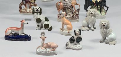 Ensemble de statuettes en faïence polychrome...