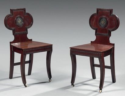 Paire de chaises en acajou, le dossier cruciforme...