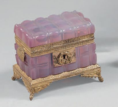Coffret en opaline gorge de pigeon dessinant...