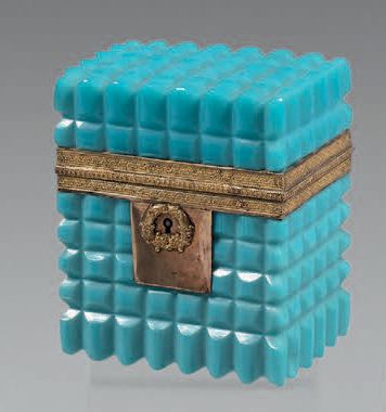 Coffret en opaline bleu turquoise dessinant...