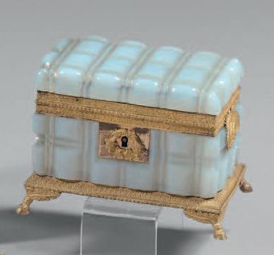 Coffret en opaline savonneuse dessinant un...