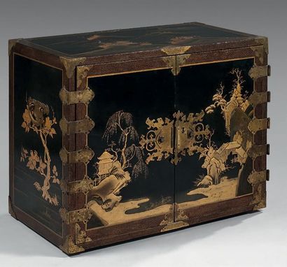 Cabinet rectangulaire en laque japonais et...