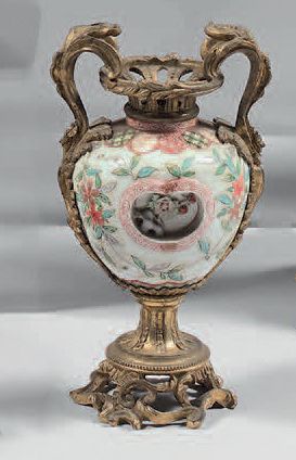 CHINE - Vers 1900

Pot en porcelaine émaillée...