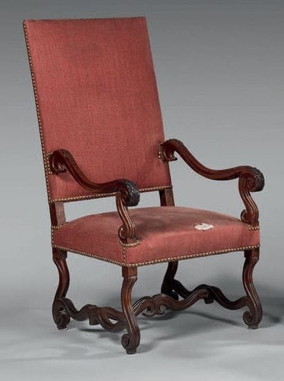 Fauteuil à haut dossier plat en acajou mouluré...