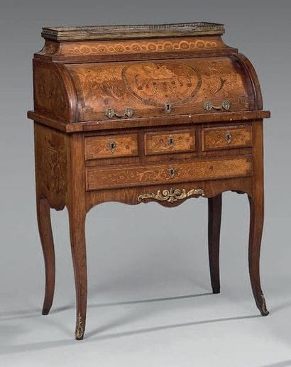 Petit bureau en bois de placage et marqueterie,...