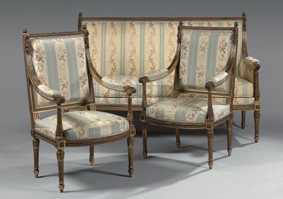Canapé et paire de fauteuils en bois doré...